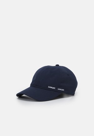 Casquette de baseball bleu marine avec une visière incurvée et de petits logos blancs "SAMSØE SAMSØE" brodés sur le côté avant.