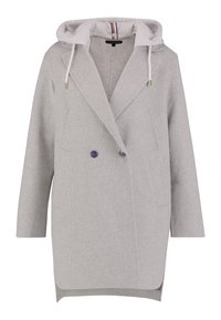 Lysegrå lang frakke med dobbeltradede knapper og hætte med hvide snore.