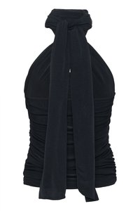 Melnā haltera tops ar mezgla saitēm ap kaklu, ar savilkta tekstūras akcentiem pa visu ķermeni, nodrošinot piegulošu siluetu.