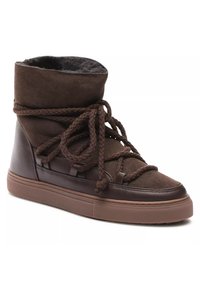 Bruine suède hoge sneakers met een gestructureerde afwerking, dikke gevlochten veters en een glanzende leren accent aan de zijkanten, met een rubberen zool.