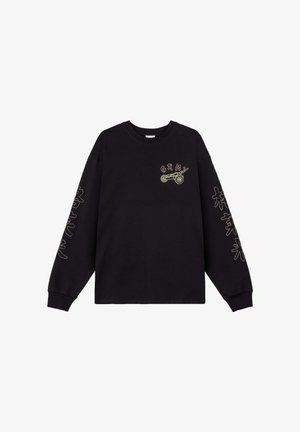 Schwarzes Langarmshirt mit "GRM" und einem Fahrradiagramm auf der Brust, sowie stilisierten weißen Textdesigns, die an beiden Ärmeln herunterlaufen.