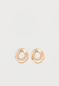 Ζευγάρι σκουλαρικιών κρίκος από μέταλλο σε χρυσή απόχρωση με γυαλιστερό φινίρισμα και ακανόνιστο σχήμα, με ανοιχτό κέντρο, σε λευκό απλό φόντο.