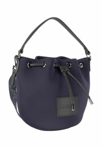Granatowa torba typu bucket wykonana z miękkiego materiału, z zapięciem na sznurek, szarymi akcentami, skórzaną łatą oraz paskiem na ramię z logo.