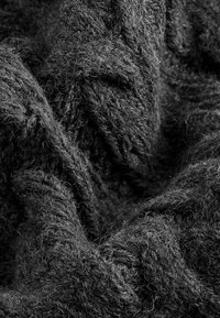 Tissu texturé doux et gris foncé avec une surface duveteuse, présentant des fibres légèrement torsadées et une apparence chiffonnée. Pas de motif distinct ni d'accents.
