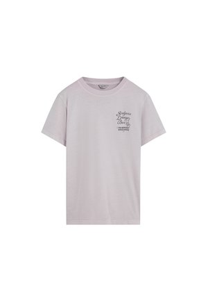 Camiseta de algodón de color lavanda claro con mangas cortas y cuello redondo. Presenta un diseño de texto impreso en el lado izquierdo del pecho. Textura suave, ajuste casual.