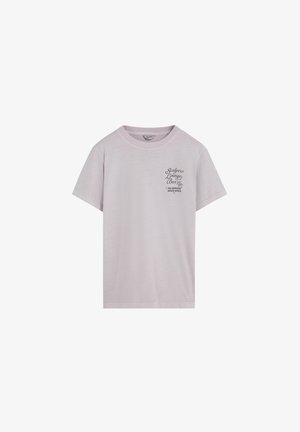 T-shirt en coton lavande clair à manches courtes et col rond. Présente un design de texte imprimé sur la poitrine gauche. Texture lisse, coupe décontractée.