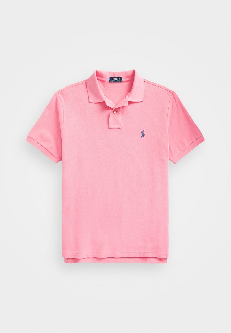 Ružičasta polo majica s kratkim rukavima, ovratnikom, dva gumba i malim plavim izvezenim logotipom na lijevoj strani prsa, položena ravno na bijeloj podlozi.
