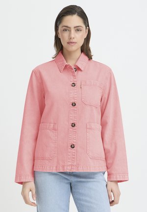 Pink denimjakke med krave, knaplukning, forlommer og lange ærmer. Tekstureret stof med et let falmet udseende.