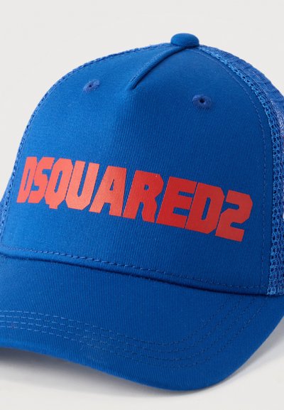 Μπλε καπέλο τύπου trucker με δίχτυ, με κόκκινο λογότυπο κειμένου "DSQUARED2" στο μπροστινό πάνελ και καμπυλωτό περίγραμμα με δομημένη κατασκευή.