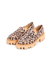 Paire de mocassins à semelles épaisses avec dessus imprimé léopard beige et marron et semelles à crampons couleur caramel, présentés sur fond blanc.