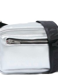 Borsa a tracolla DKNY in metallo argento con tasca frontale con zip e tracolla nera regolabile con logo in rilievo.