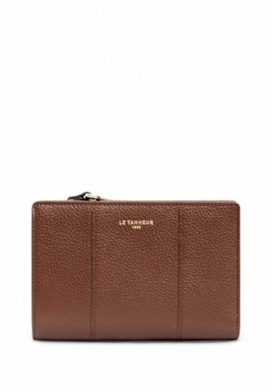 Portefeuille zippé en cuir marron avec une surface texturée, présentant trois accents de panneaux verticaux et un détail de logo doré.