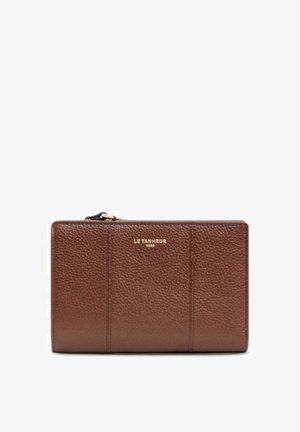 Portefeuille zippé en cuir marron avec une surface texturée, présentant trois accents de panneaux verticaux et un détail de logo doré.