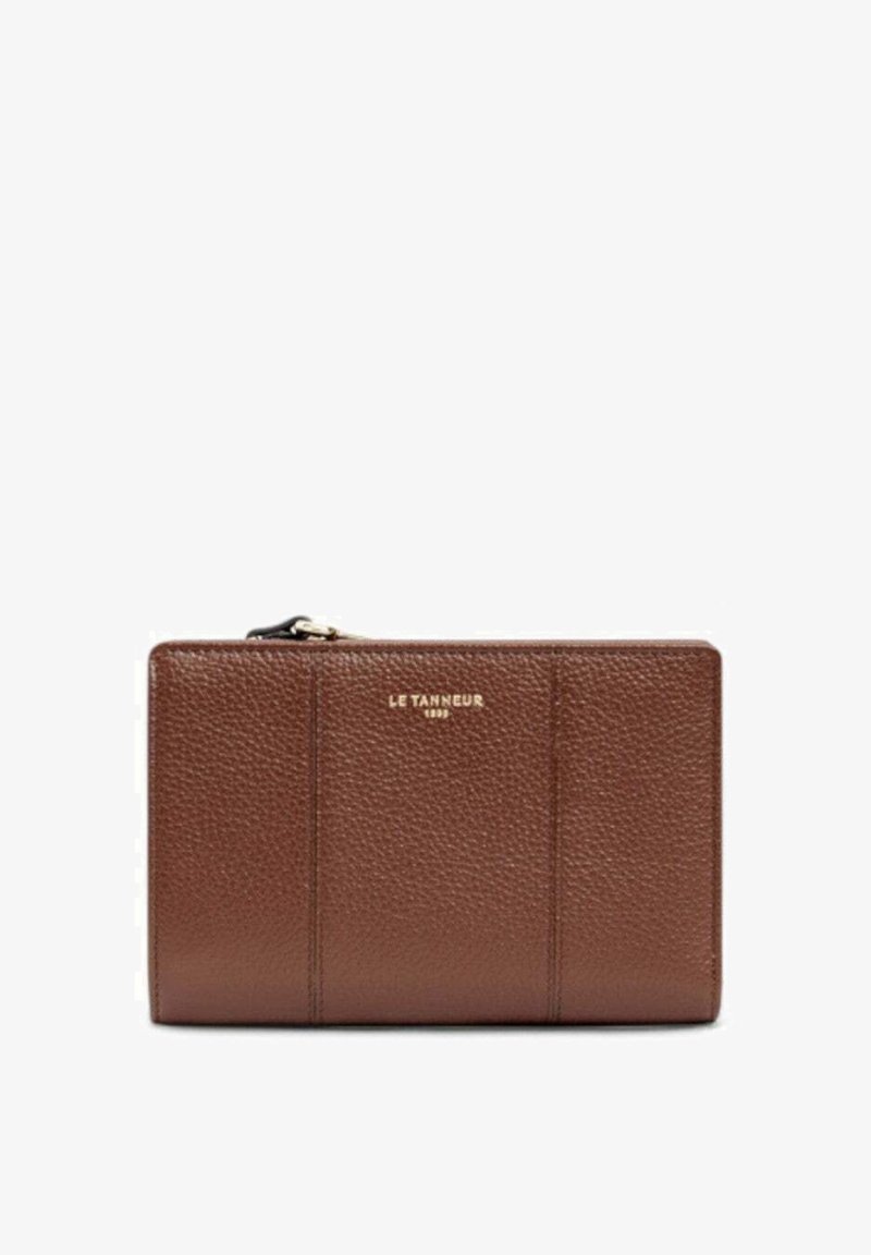 Portafoglio marrone in pelle con cerniera, superficie testurizzata, con tre pannelli verticali e dettaglio con logo dorato.