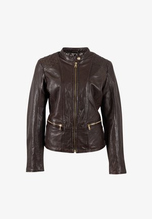 Bruine leren motorjack met een ritssluiting aan de voorkant, gouden hardware, ritszakken en gespijkerde schouderdetails. Elegante, getailleerde ontwerp.
