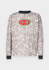 Pulóver s dlhým rukávom svetlosivej farby s textúrovaným vzorom. Na hrudi má červeno-zelené oválne logo a čierny lemovaný výstrih.