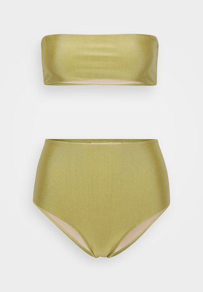 Zeleno-olivni bikini set z bandeau zgornjim delom in visokim pasom, izdelan iz gladkega, elastičnega materiala s sijočim zaključkom.