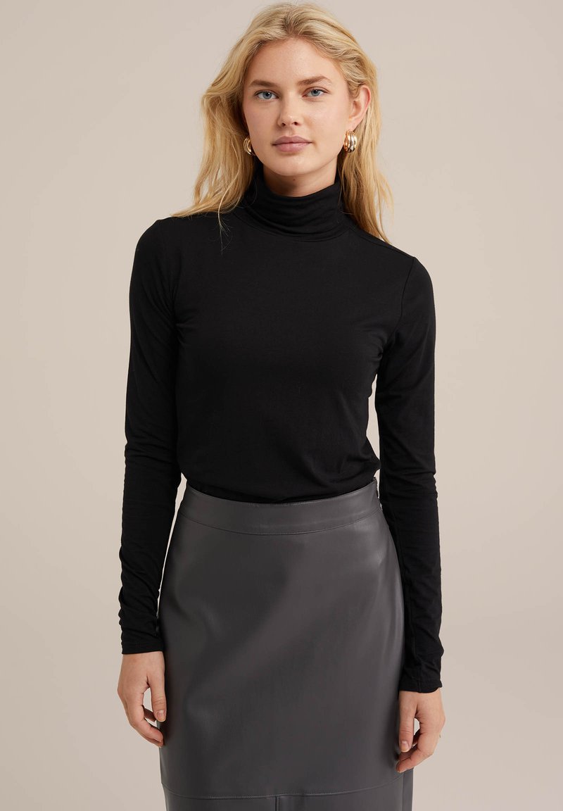 Černý dlouhý rukáv svetr s rolákem, vyrobený z hladkého materiálu, v kombinaci s přiléhavou šedou koženou sukní s elegantním designem.