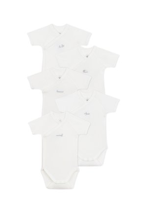 Fünf kurzärmelige, gewickelte Bodysuits aus weicher weißer Baumwolle, mit subtiler grauer Logo-Stickerei auf der Brust. Keine zusätzlichen Muster oder Hardware.