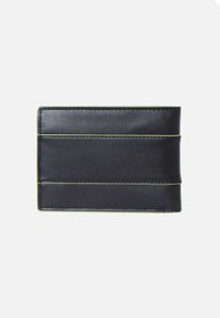 Portafoglio in pelle nera con tre slot per carte, impreziosito da cuciture verdi. Presenta una texture liscia e una forma rettangolare.
