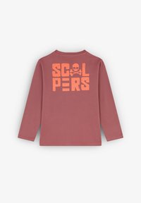 Koszulka z długim rękawem w kolorze przykurzonego różu z dużą pomarańczową czaszką i napisem "SCALPERS" wydrukowanym z tyłu. Wykonana z bawełny, z okrągłym dekoltem.
