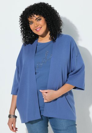 Ulla Popken OVERSIZED SHAWL COLLAR 3/4 SLEEVE CARDIGAN - Strickjacke - pale sailing blue