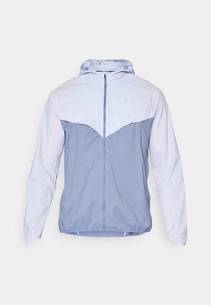 Veste légère à capuche avec un design à demi-fermeture éclair. Présente un schéma de couleurs bleu clair bicolore, une texture lisse et des poignets élastiques.