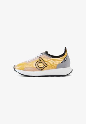 Gelber und grauer Low-Top-Sneaker mit weißer Sohle, weißen Schnürsenkeln, schwarzem Innenfutter und großem schwarzem stilisiertem Logo an der Seite.