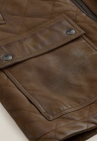 Veste en cuir marron avec un motif matelassé, dotée d'une poche à rabat et d'une fermeture à pression en métal. Texture lisse et détails de couture visibles.