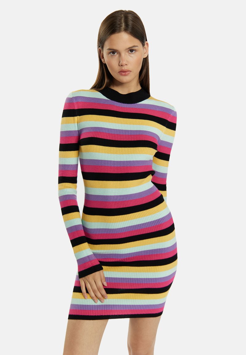 Abito lavorato a maglia a righe con maniche lunghe, scollatura alta e un design aderente, con colori alternati tra rosa, giallo e nero.