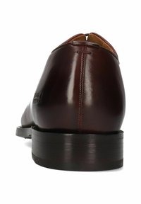 Braune Lederhalbschuhe mit glatter Oberfläche, runder Zehenform und niedrigem, schwarzem Absatz. Sie verfügen über minimale Nähte und ein Rückenschlitzdetail.