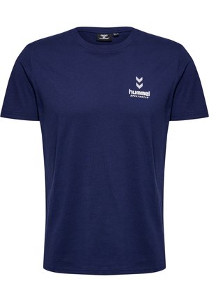 Granatowy sportowy t-shirt z krótkim rękawem i okrągłym dekoltem, z małym białym logo „hummel SPORTWEAR” na lewej piersi.