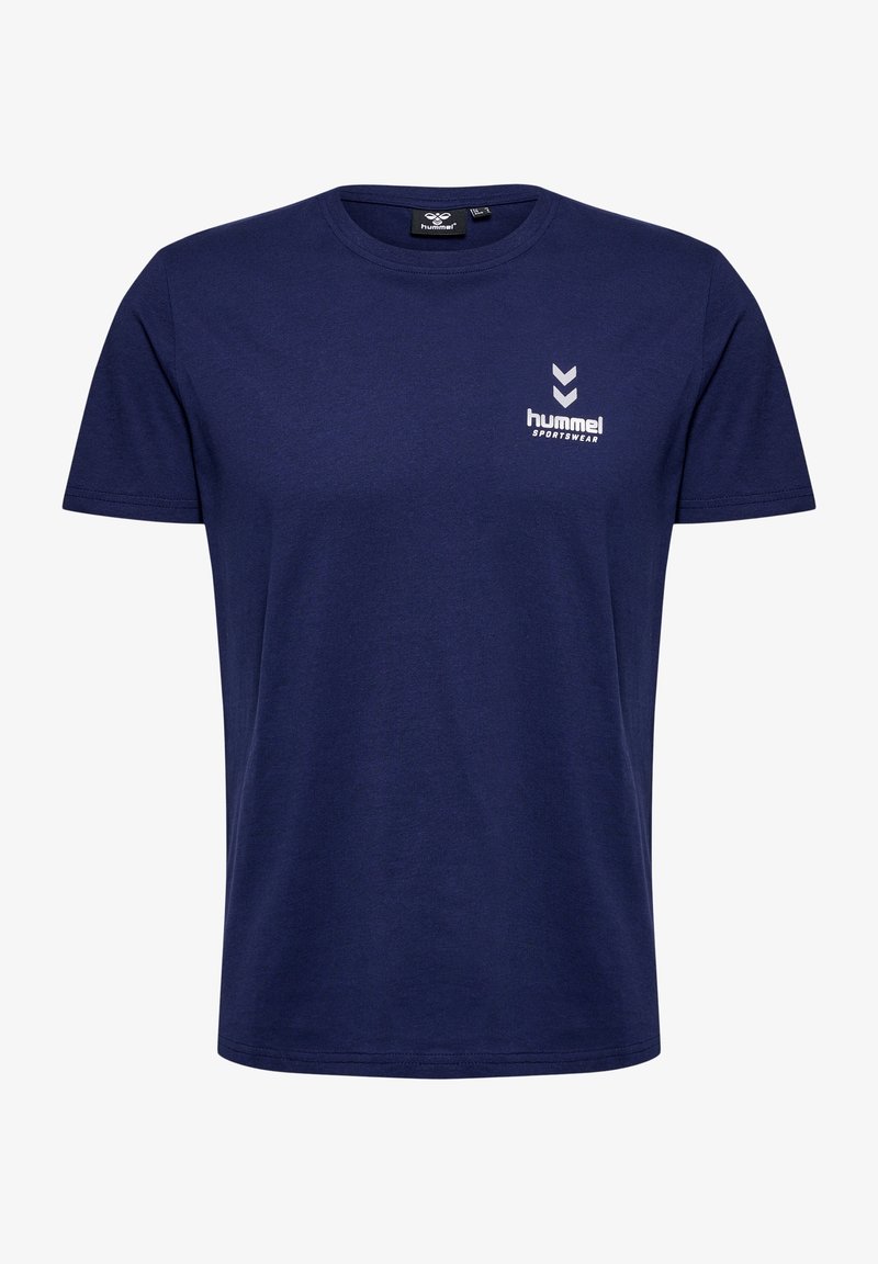T-shirt de sport bleu marine à manches courtes avec col rond, arborant un petit logo blanc "hummel SPORTWEAR" sur le côté gauche de la poitrine.