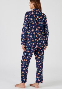 Navy pyjama set met bloemenpatroon, gemaakt van zacht stof, met een lange mouw knoopsluiting bovenkant en bijpassende broek.