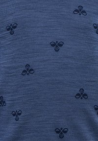 Navyblau gestrickter Stoff mit einem subtilen Muster aus kleinen schwarzen Bienen, die gleichmäßig über die Oberfläche verteilt sind. Glatte Textur.