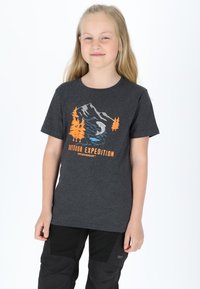 Grå bomulds t-shirt med et bjerg- og flodgrafik i orange og blå. Kortærmet og med rund hals. Kombineret med mørke bukser.