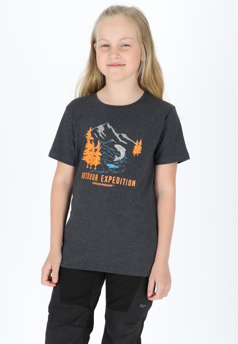 Grå bomulds t-shirt med et bjerg- og flodgrafik i orange og blå. Kortærmet og med rund hals. Kombineret med mørke bukser.