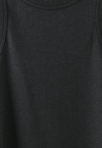 Svart ribbet stoff med en teksturert overflate, med høy hals og tettsittende design. Ingen ekstra mønstre eller detaljer tilstede.