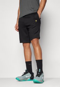 Lyle & Scott FLY  - Short - jet black