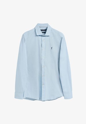 Camisa de manga larga de color azul claro, hecha de algodón, que presenta un cuello botón, una tapeta delantera con botones y un pequeño logo bordado en el pecho.