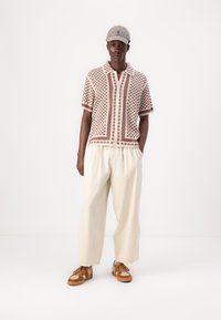 Abercrombie & Fitch Crochet-Style Border Stripe Button-Through Sweater Polo - Button down-skjorte - nutmeg/oatmeal