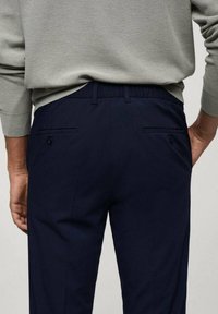 Mango Chino hlače - royal blue