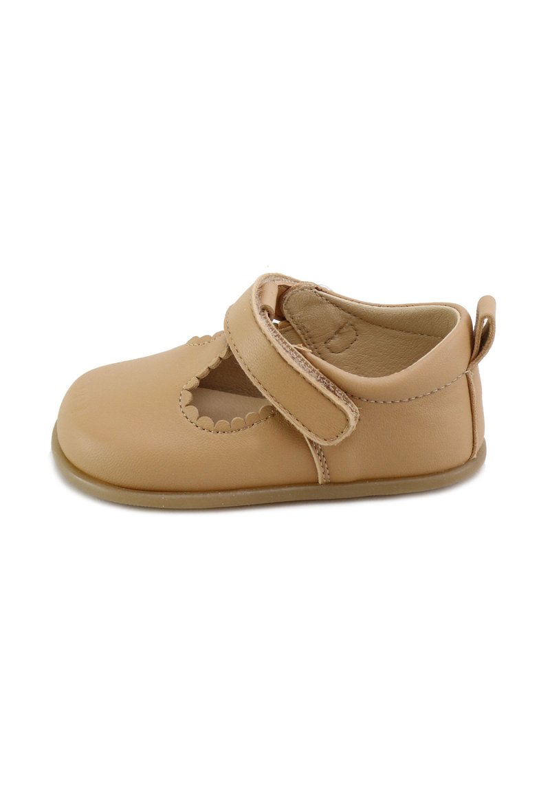Zapato para niño pequeño de cuero color marrón claro con punta redondeada, diseño de recortes festoneados, banda de Velcro, forro suave y suela de goma flexible.
