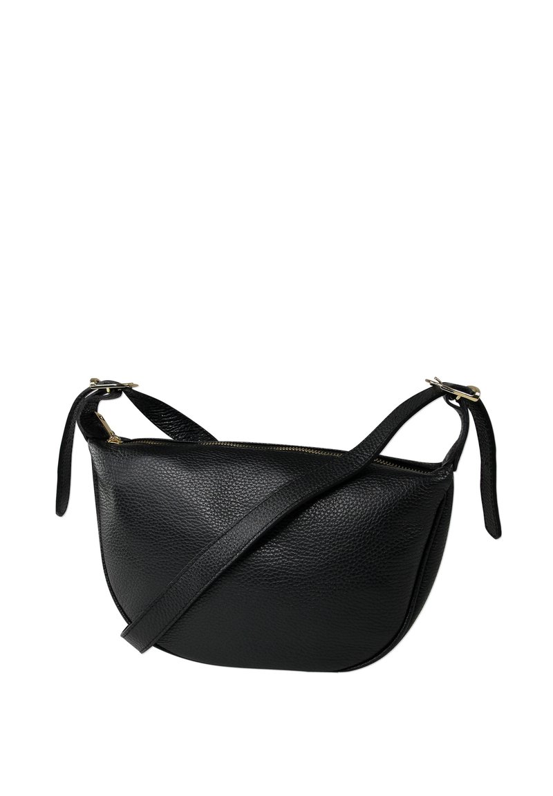 Zwarte leren schoudertas met een gestructureerde afwerking, ritssluiting en twee verstelbare schouderbanden. Compacte, ronde vorm met gouden accenten.