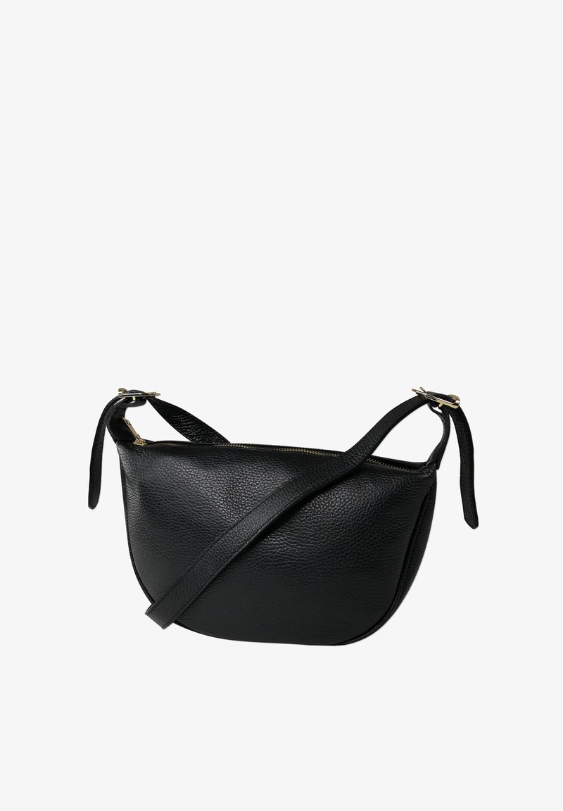 Zwarte leren schoudertas met een gestructureerde afwerking, ritssluiting en twee verstelbare schouderbanden. Compacte, ronde vorm met gouden accenten.