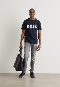 BOSS TEE - Apdrukāts T-krekls - dark blue
