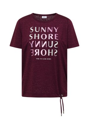 T-shirt bordeaux à manches courtes avec texte rose et blanc "SUNNY SHORE" en miroir en dessous et slogan "TIME TO SLOW DOWN", cordon à la base.