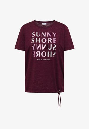 T-shirt bordeaux à manches courtes avec texte rose et blanc "SUNNY SHORE" en miroir en dessous et slogan "TIME TO SLOW DOWN", cordon à la base.