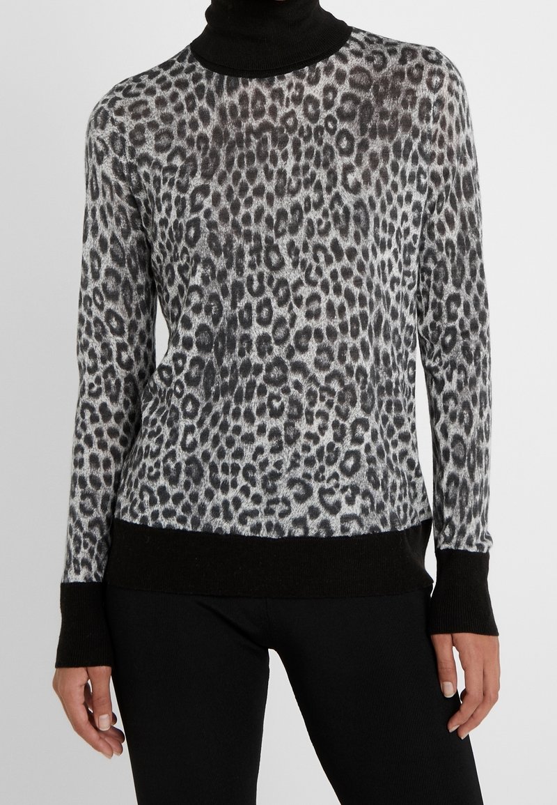 Długi top z długim rękawem w cętki lamparta w kolorach czarnym i szarym, z golfem oraz czarnym prążkowanym wykończeniem na dole i mankietach. Półprzezroczysta tkanina.