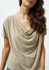 Desires DEAMALIA SHORT SLEEVE DRAPE T-SHIRT. - Základné tričko - cobblestone